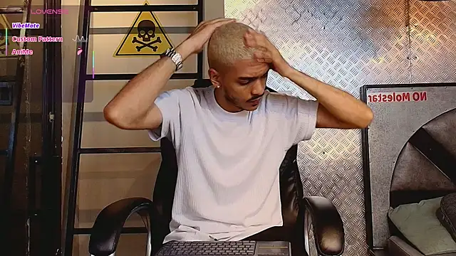 Snapshot of MarcusRain_ chatting on October 6, 3:37 am MarcusRain online show from October 6, 3:37 am