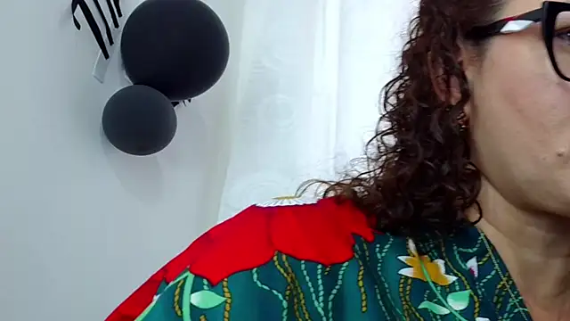 Snapshot of TifanyQueen_ chatting on October 12, 7:57 pm TifanyQueen online show from October 12, 7:57 pm