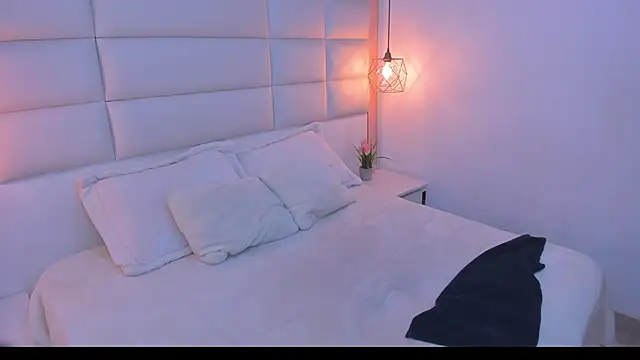 Salome Smitth 1 online show from April 8, 8:42 pm