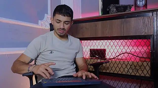 ArturoCardona  online show from January 6, 3:38 pm