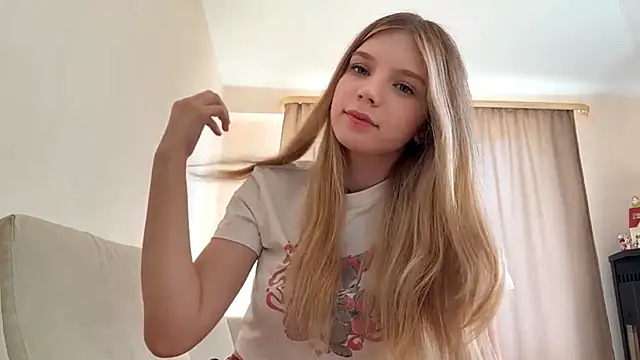 Snapshot of FruityXo chatting on October 4, 10:24 am FruityXo online show from October 4, 10:24 am