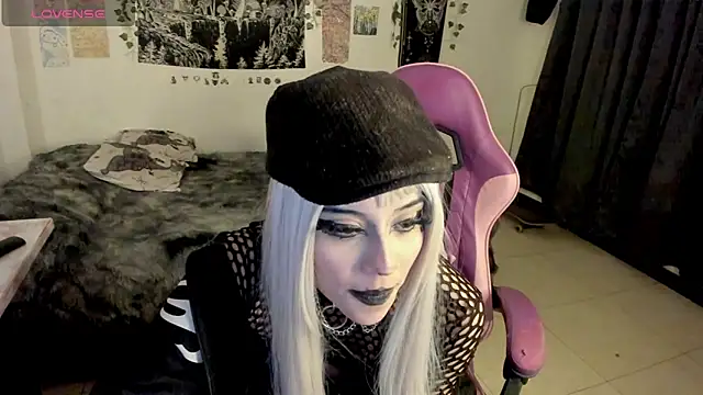 GothKitten666 online show from March 18, 2:04 am