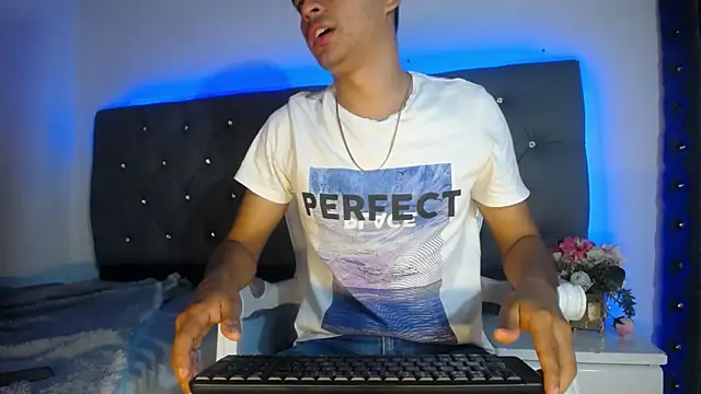 Charlie Cock  online show from November 5, 4:01 am