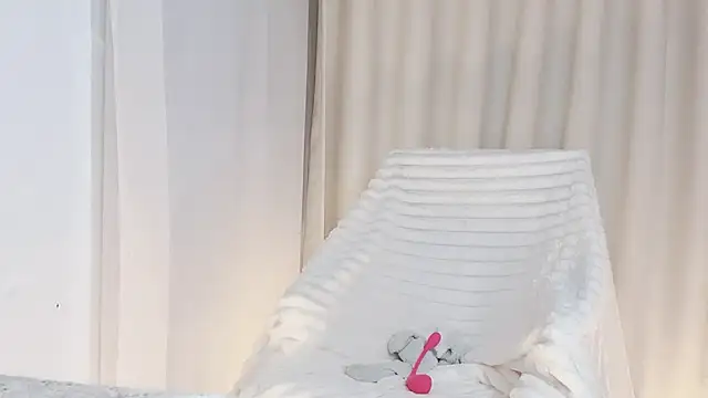 Snapshot of Vessi-babe chatting on December 16, 2:22 pm Vessi-babe online show from December 16, 2:22 pm