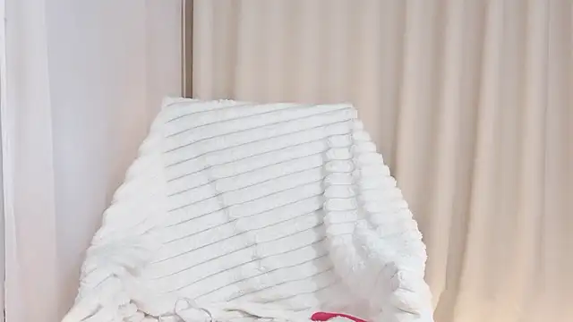 Snapshot of Vessi-babe chatting on December 20, 5:25 am Vessi-babe online show from December 20, 5:25 am