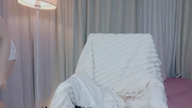 Snapshot of Vessi-babe chatting on February 10, 1:37 pm Vessi-babe online show from February 10, 1:37 pm