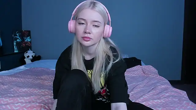 Lillie Berry online show from May 23, 4:39 am