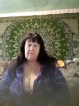 Snapshot of CrystalLime6411 chatting on October 19, 11:00 am CrystalLime6411 online show from October 19, 11:00 am