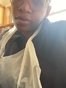 Snapshot of Ozimpho chatting on May 22, 11:49 am Ozimpho online show from May 22, 11:49 am