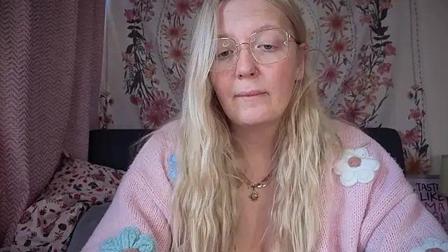 Daisyxoxo  online show from September 26, 8:40 am