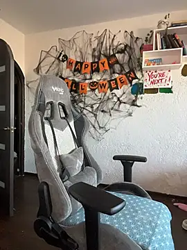 Snapshot of MikssMolly chatting on December 1, 4:06 am MikssMolly online show from December 1, 4:06 am