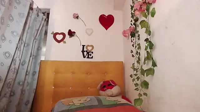 Snapshot of LULU_ALANAA_ chatting on September 14, 3:33 pm LULU ALANAA online show from September 14, 3:33 pm