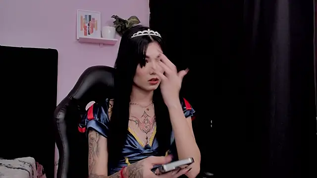 Snapshot of emmabridgerton chatting on November 10, 9:03 pm emmabridgerton online show from November 10, 9:03 pm