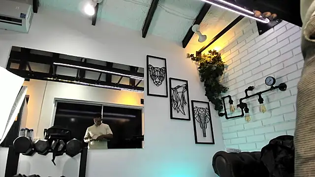 ItaloMoore online show from December 19, 11:28 am