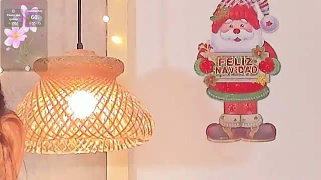 Snapshot of VioletHilton chatting on December 17, 8:15 pm VioletHilton online show from December 17, 8:15 pm