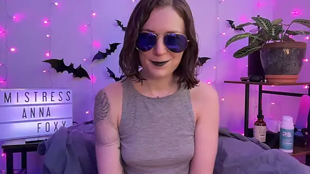 Snapshot of mistressannafoxx chatting on November 4, 6:18 pm mistressannafoxx online show from November 4, 6:18 pm