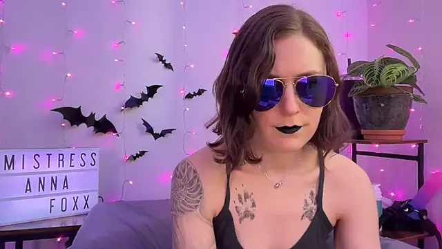 Snapshot of mistressannafoxx chatting on November 7, 9:37 pm mistressannafoxx online show from November 7, 9:37 pm