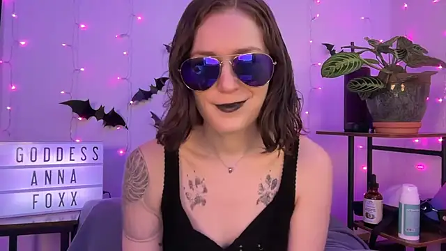 Snapshot of mistressannafoxx chatting on November 17, 6:24 pm mistressannafoxx online show from November 17, 6:24 pm
