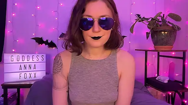 Snapshot of mistressannafoxx chatting on November 25, 11:05 pm mistressannafoxx online show from November 25, 11:05 pm