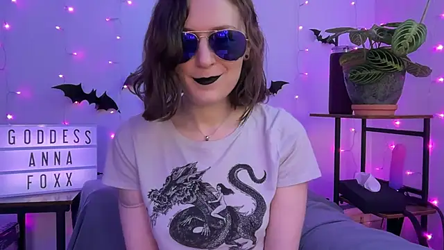 Snapshot of mistressannafoxx chatting on November 28, 10:01 pm mistressannafoxx online show from November 28, 10:01 pm