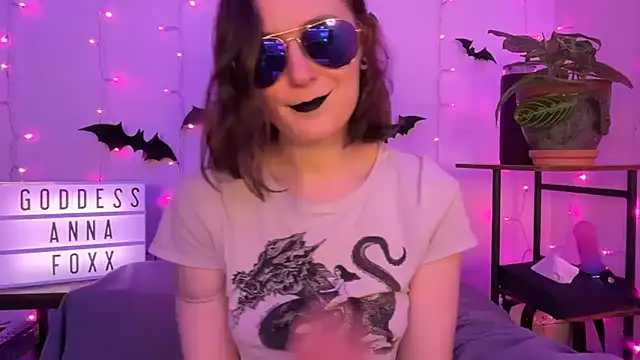 Snapshot of mistressannafoxx chatting on December 4, 9:45 pm mistressannafoxx online show from December 4, 9:45 pm