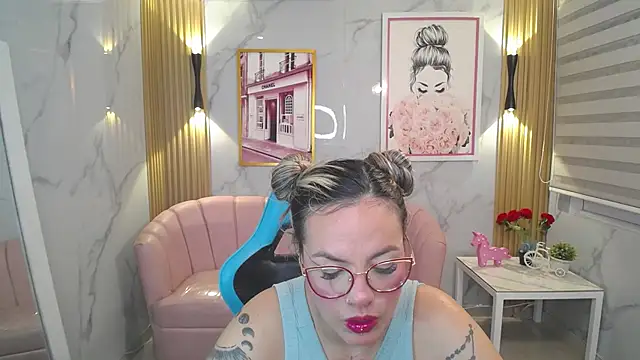Snapshot of Jade_Jones_a chatting on September 21, 3:52 am Jade Jones a online show from September 21, 3:52 am