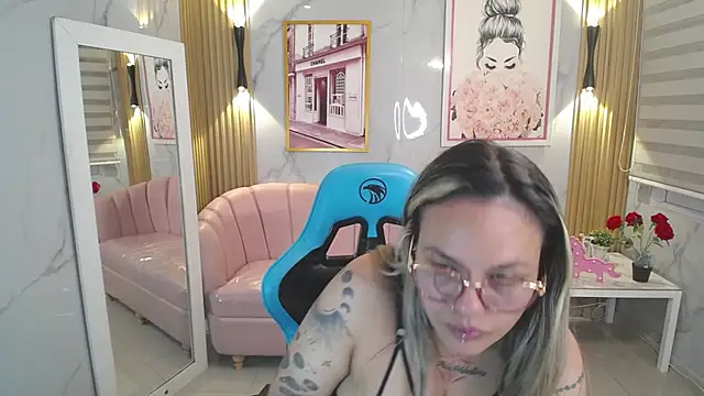 Snapshot of Jade_Jones_a chatting on October 9, 3:48 am Jade Jones a online show from October 9, 3:48 am