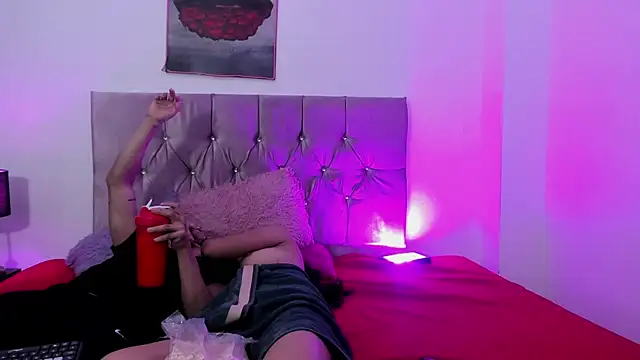 Snapshot of AndretiiAndCamila chatting on October 3, 8:06 pm AndretiiAndCamila online show from October 3, 8:06 pm