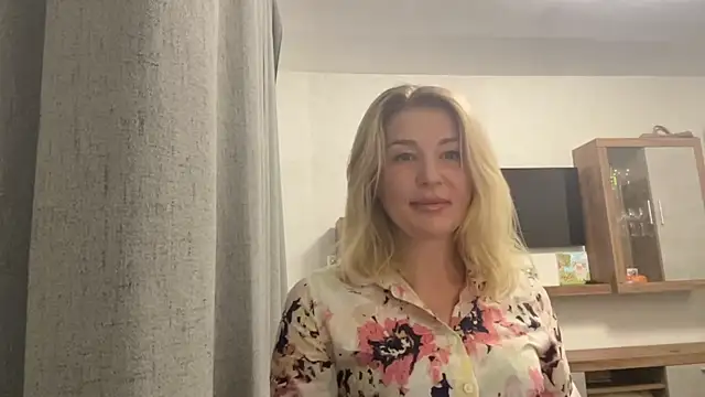 Snapshot of Blondie_xoxoxo chatting on September 16, 8:48 am Blondie xoxoxo online show from September 16, 8:48 am