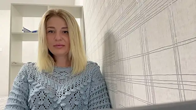 Snapshot of Blondie_xoxoxo chatting on September 22, 9:22 am Blondie xoxoxo online show from September 22, 9:22 am