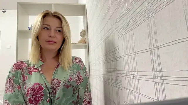 Snapshot of Blondie_xoxoxo chatting on September 29, 9:36 am Blondie xoxoxo online show from September 29, 9:36 am