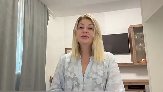 Snapshot of Blondie_xoxoxo chatting on October 1, 9:15 am Blondie xoxoxo online show from October 1, 9:15 am