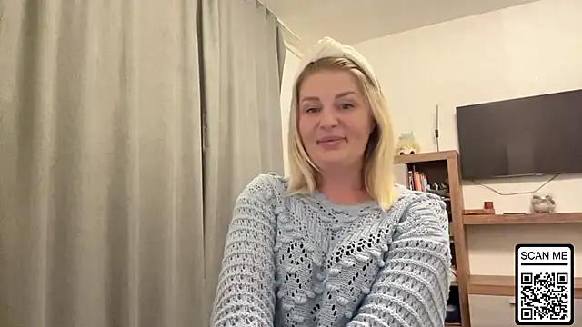 Snapshot of Blondie_xoxoxo chatting on October 4, 5:33 pm Blondie xoxoxo online show from October 4, 5:33 pm