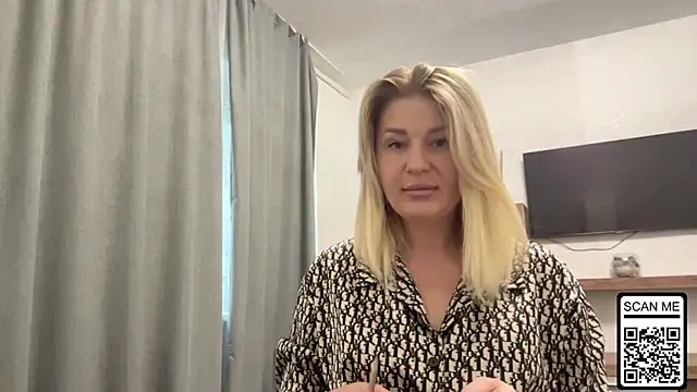 Snapshot of Blondie_xoxoxo chatting on October 6, 7:17 am Blondie xoxoxo online show from October 6, 7:17 am