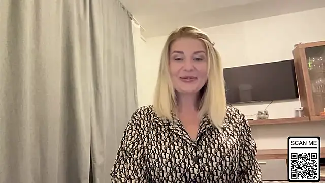 Snapshot of Blondie_xoxoxo chatting on October 11, 7:56 pm Blondie xoxoxo online show from October 11, 7:56 pm