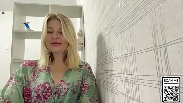 Snapshot of Blondie_xoxoxo chatting on October 16, 6:03 am Blondie xoxoxo online show from October 16, 6:03 am