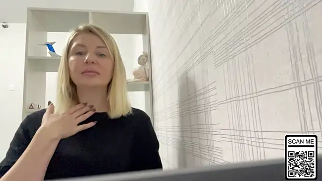 Snapshot of Blondie_xoxoxo chatting on October 17, 6:49 am Blondie xoxoxo online show from October 17, 6:49 am