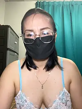 Snapshot of melyiaaa chatting on April 22, 2:40 pm melyiaaa online show from April 22, 2:40 pm
