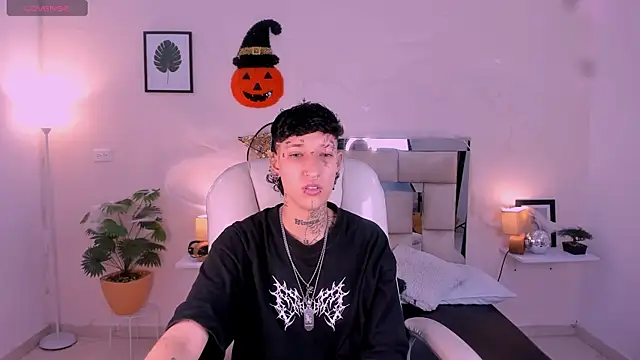 Snapshot of Luci_Rose chatting on October 23, 2:33 am Luci Rose online show from October 23, 2:33 am