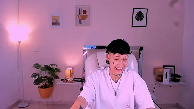 Snapshot of Luci_Rose chatting on November 6, 2:23 am Luci Rose online show from November 6, 2:23 am