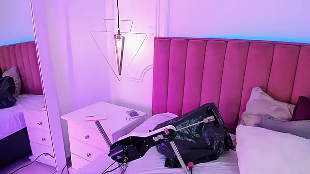 Snapshot of Tessa_Sinclaire chatting on April 22, 8:32 pm Tessa Sinclaire online show from April 22, 8:32 pm
