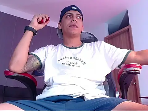 Snapshot of david_santos16 chatting on September 30, 1:43 am david santos16 online show from September 30, 1:43 am