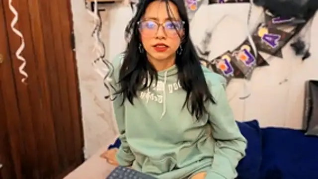 Snapshot of VioletxBloom chatting on October 23, 10:08 pm VioletxBloom online show from October 23, 10:08 pm