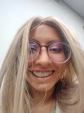 Snapshot of VioletxBloom chatting on November 29, 4:59 am VioletxBloom online show from November 29, 4:59 am