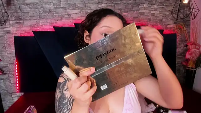 Suxan White  online show from April 16, 9:39 pm