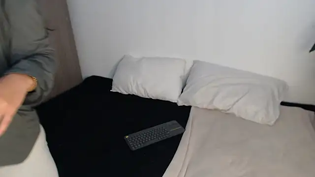   abrill   online show from October 27, 8:35 pm