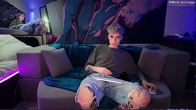 Snapshot of davesinner chatting on June 5, 11:43 pm davesinner online show from June 5, 11:43 pm