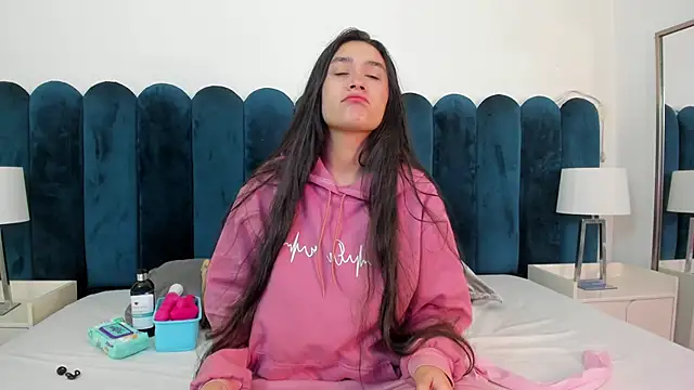 EmilyHanks  online show from January 12, 10:59 pm