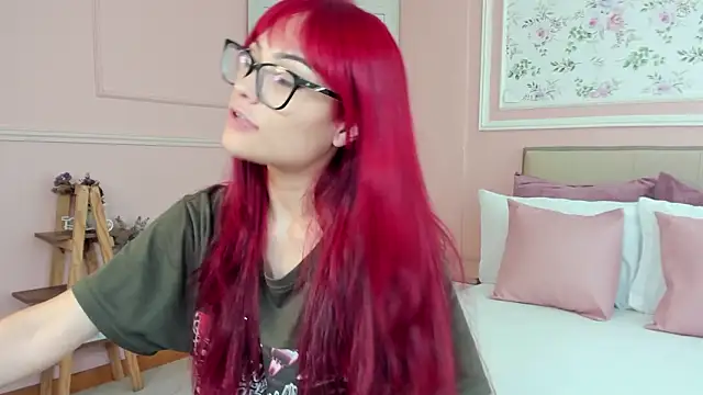 mae lyra online show from February 1, 7:01 pm