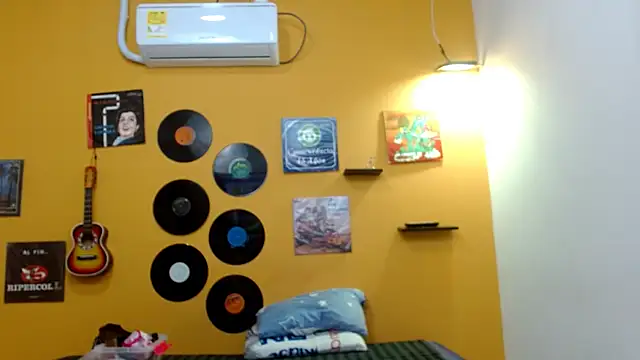 Snapshot of skinnyverus18 chatting on September 17, 6:42 pm skinnyverus18 online show from September 17, 6:42 pm